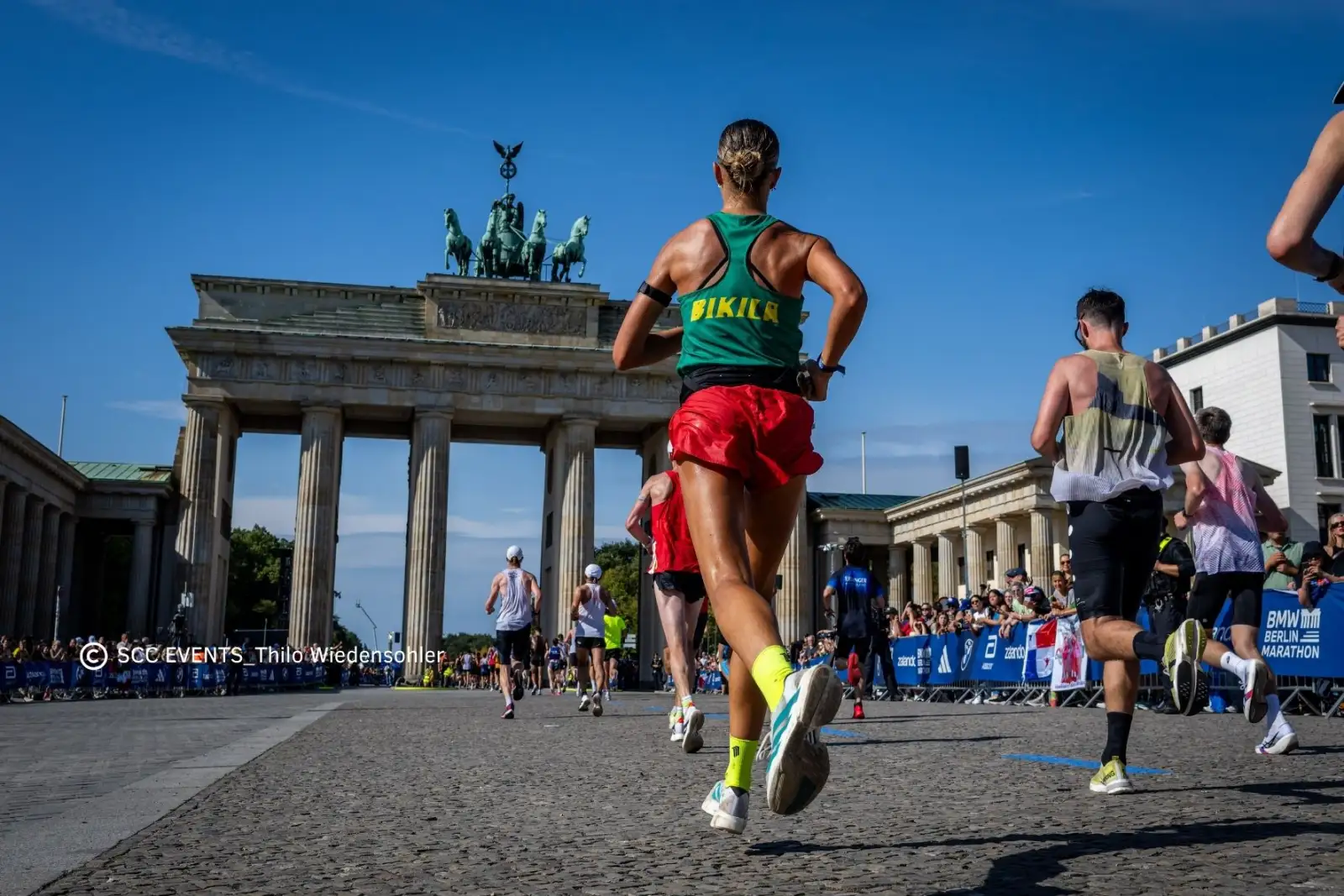Corredores en el Maratón de Berlín frente a la Puerta de Brandeburgo
