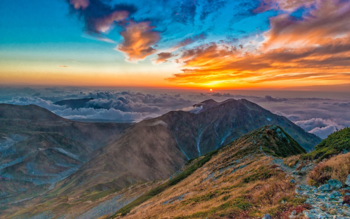 Atardecer en las montañas de Tateyama, en los Alpes del Norte, con el cielo al fondo.