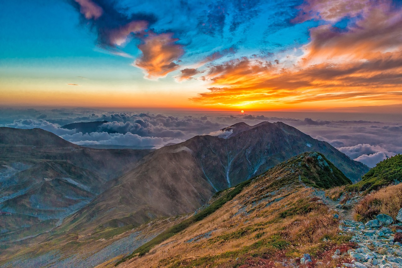 Atardecer en las montañas de Tateyama, en los Alpes del Norte, con el cielo al fondo.