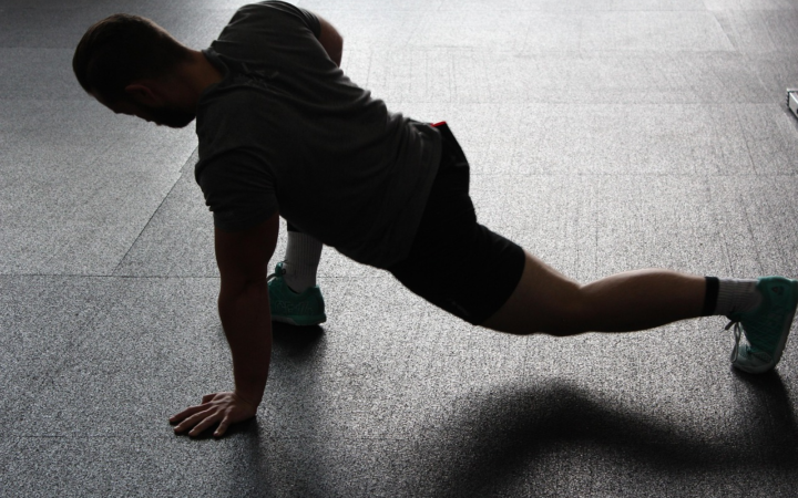 Persona haciendo ejercicios de calentamiento y estiramiento para activar los músculos antes de practicar deporte.