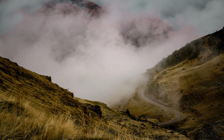 Paisaje de montañas cubiertas por niebla y nubes en otoño, en Rumania.