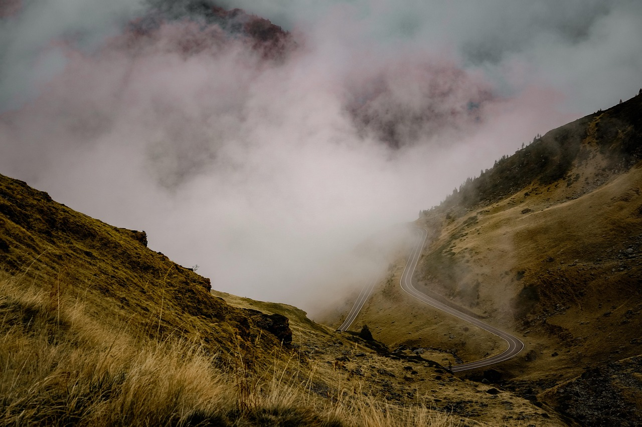 Paisaje de montañas cubiertas por niebla y nubes en otoño, en Rumania.
