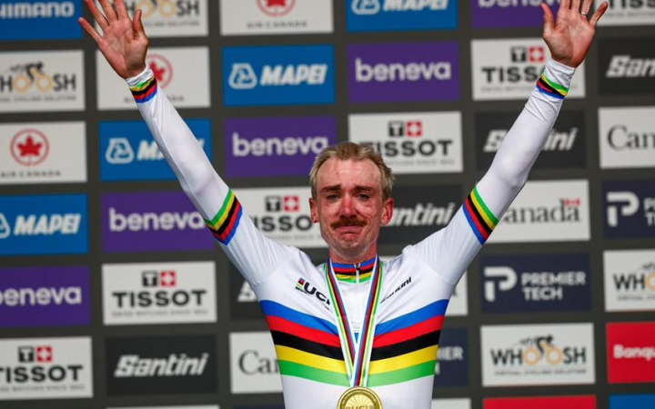 Brandon McNulty en el podio del Mundial de Ruta de Montreal 2026 con el maillot arcoíris y la medalla de oro