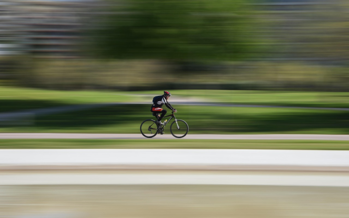 Ciclista en movimiento durante una carrera de bicicletas en la carretera
