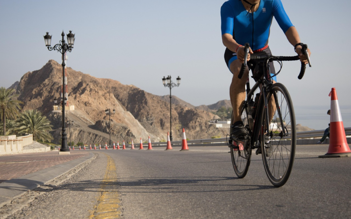 Hombre montando bicicleta; imagen asociada a actividad física, ciclismo y viajes en bici.