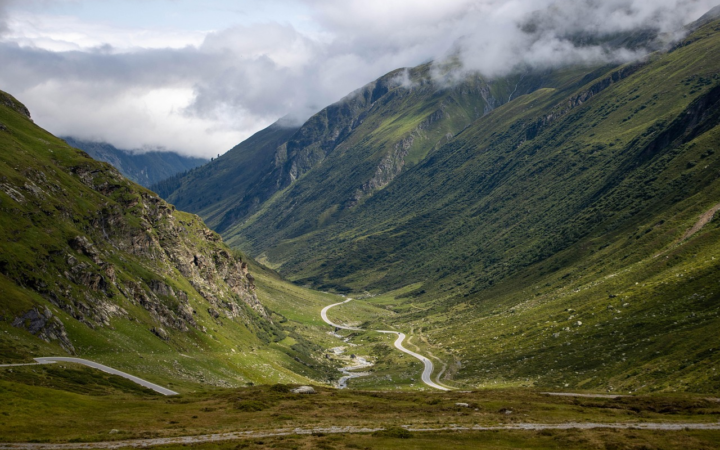 Carretera que atraviesa un paisaje natural de montañas en Austria.