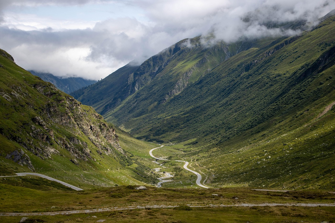 Carretera que atraviesa un paisaje natural de montañas en Austria.