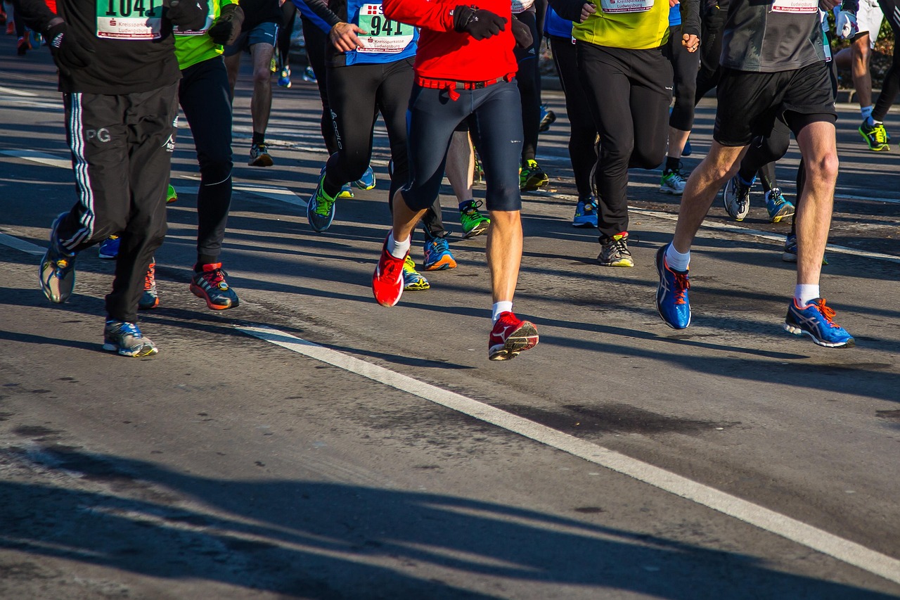 Personas corriendo en una carrera o maratón, con un estilo deportivo y de acondicionamiento físico.