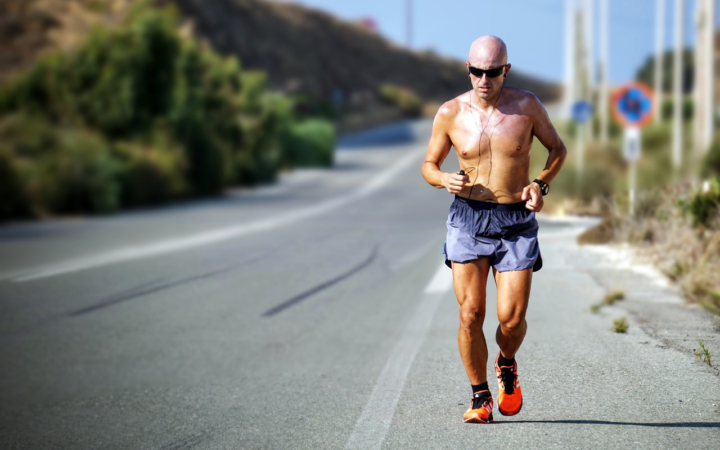 Persona trotando por un camino, practicando ejercicio y manteniendo un estilo de vida activo.