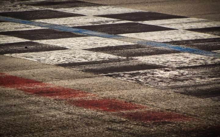 Pista de carreras con línea de meta