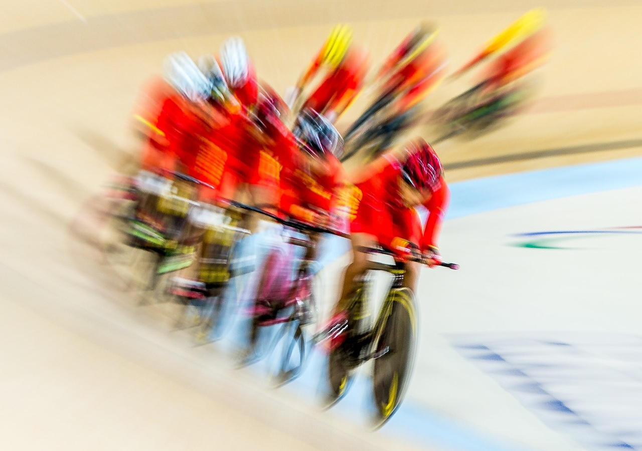 Ciclistas masculinos compitiendo en una prueba de atletismo de los Juegos Olímpicos.
