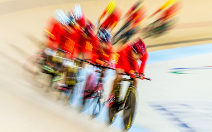 Ciclistas masculinos compitiendo en una prueba de atletismo de los Juegos Olímpicos.