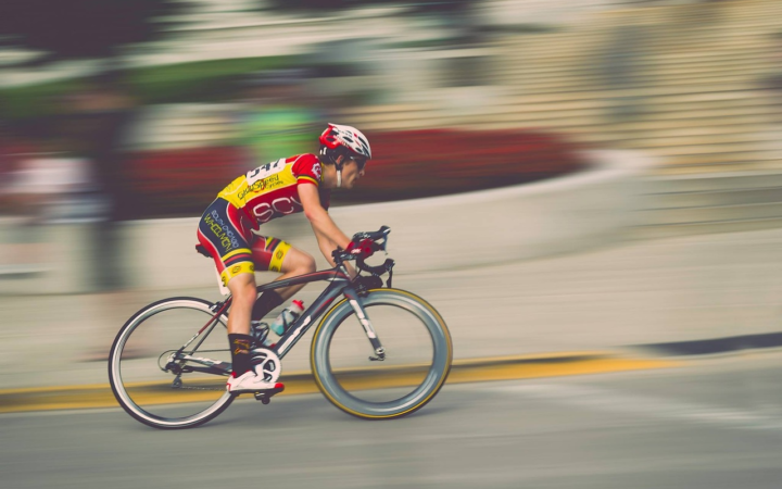 Ciclista en movimiento durante una carrera de bicicletas de competencia