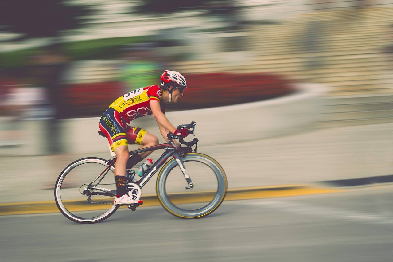 Ciclista en movimiento durante una carrera de bicicletas de competencia